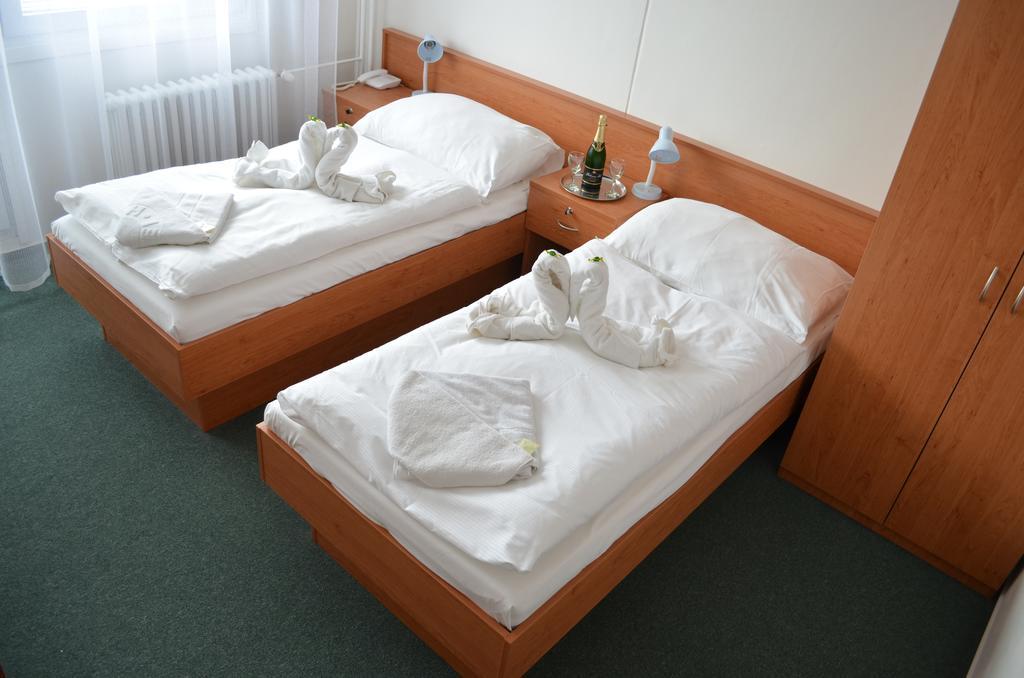 Hotel Arnost Garni Pardubice Quarto foto